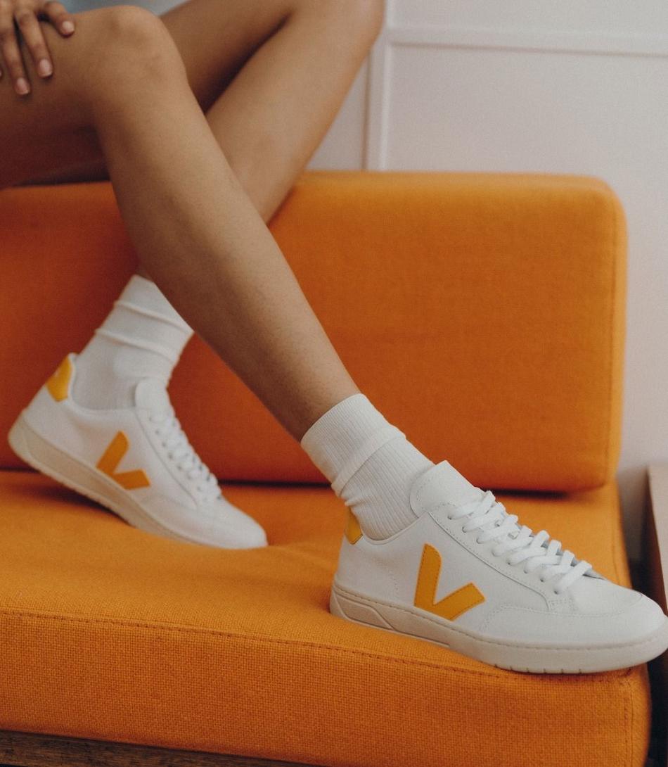 Women\'s Veja Leather Ouro V-12 White | USZPD52534